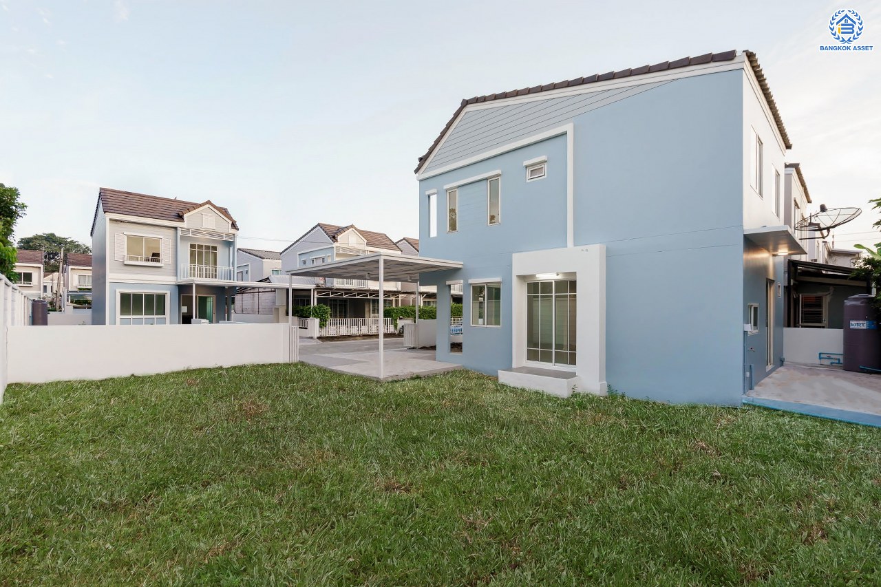 บ้านมือสองตกแต่งใหม่ โครงการ เดอะวิลเลจ แจ้งวัฒนะ-ติวานนท์ หลังมุม เนื้อที่ 58.4 ตร.ว. ดีไซน์ตอบทุกไลฟ์สไตล์ ฟังก์ชัน 3 ห้องนอน 2 ห้องน้ำ จอดรถได้ 2 คัน Living ชั้นล่างกว้างขวาง สามารถกั้นเป็นห้องเพิ่มได้สบาย ๆ บนทำเลติดถนนใหญ่ เชื่อมต่อทุกเส้นทาง ใกล้รถไฟฟ้าสายสีชมพู "สถานีแจ้งวัฒนะ-ปากเกร็ด28" และจุดขึ้นทางด่วน "ศรีสมาน"